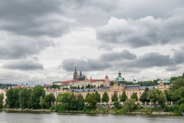 Vltava Nehri ve Prag 'ın eski mimarisi, Çek Cumhuriyeti' nin başkenti 4 Temmuz 2024