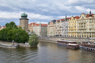 Vltava Nehri ve Prag 'ın eski mimarisi, Çek Cumhuriyeti' nin başkenti 13 Temmuz 2024