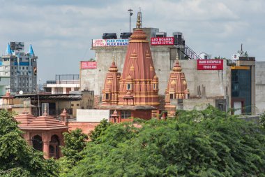 Hindistan 'da 28 Eylül 2019' da Jaipur, Rajasthan 'da süslü Hindu tapınağı kulesi olan şehir silueti