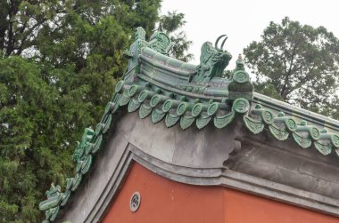 Çin 'in Pekin bölgesindeki Xicheng Bölgesi' nde eski imparatorları onurlandırmak için kullanılan Ming Hanedanlığı Tapınağı 'nın çatısı süslemeleri.