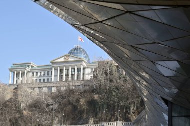 29 Ocak 2026 'da Tiflis, Gürcistan' daki resmi törenler için Gürcistan Tören Sarayı, Avlabari Cumhurbaşkanlığı Konutu ve sarayı