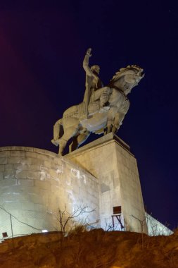 14 Şubat 2026 'da Gürcistan' ın Tiflis kentindeki Mtkvari nehri üzerindeki bir uçurumun üzerindeki Kral Vakhtang Gorgasali anıtının gece manzarası