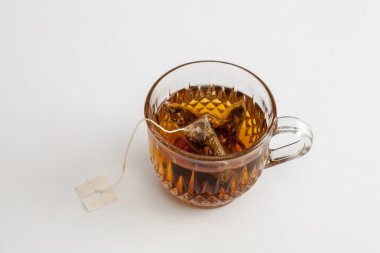 sıcak çay açık cam beyaz arka plan