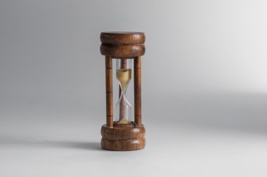 kum saati beyaz arka plan 