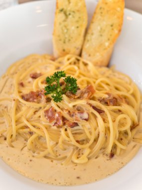 Carbonara geleneksel İtalyan yemeği spagetti