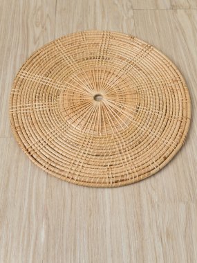 sıcak ahşap arka plan üzerinde tepsi örgü