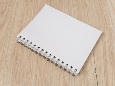 ahşap zemin üstünde defter 