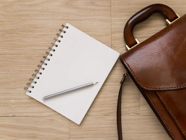 Cuaderno y lápiz sobre suelo de madera — Foto de Stock