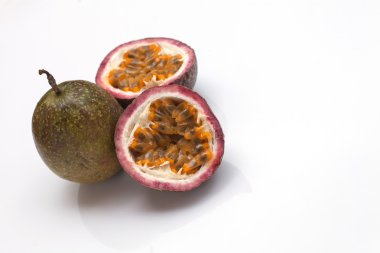 tutku meyvesi beyaz arka plan