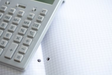 hesap makinesi kalem ve defter