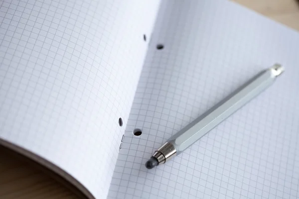 Малюнок ноутбука з олівцем для бізнесу та освіти — стокове фото