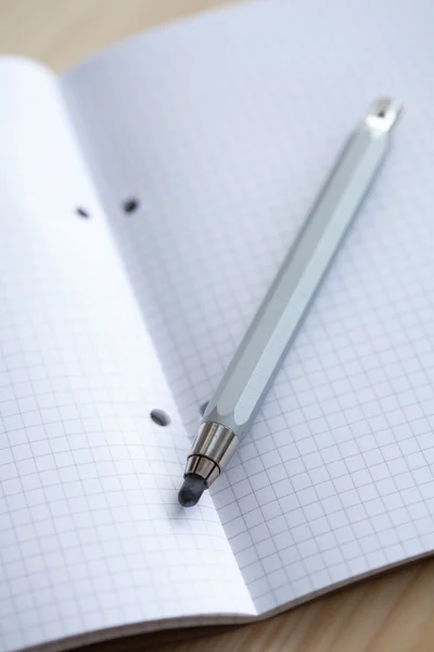 Lápiz cuaderno de dibujo nota de prensa para los negocios y la educación — Foto de Stock