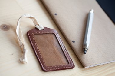 deri Bagaj etiketi ve defter kalem planı yolculuk için 