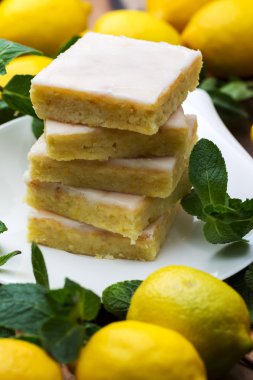 Otantik kek, taze sarı limon ve nane bir sürü. Sabah saat