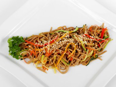 Susam ve otlar ile dilimlenmiş sebzeli makarna