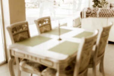 Bokeh imajı olan bir kafenin arka planı bulanık. 