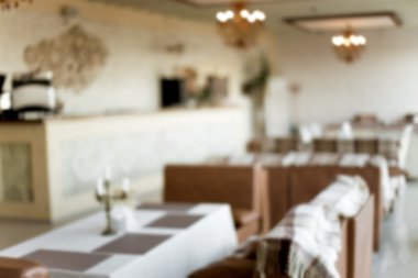 Bokeh imajı olan bir kafenin arka planı bulanık. 