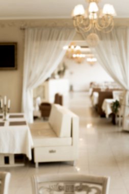 Bokeh imajı olan bir kafenin arka planı bulanık. 