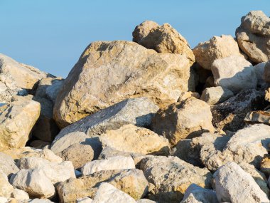 Arka planda taş sahilde büyük taşlar