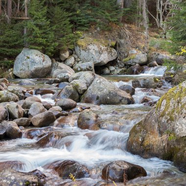 taşlar ve dağ nehir küçük şelale, seçici odak