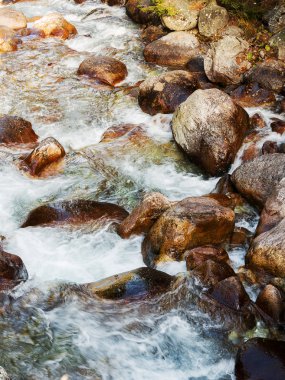 taşlar ve dağ nehir küçük şelale, seçici odak