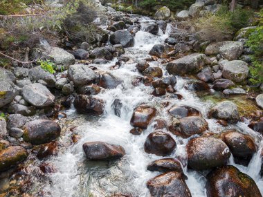 taşlar ve dağ nehir küçük şelale, seçici odak