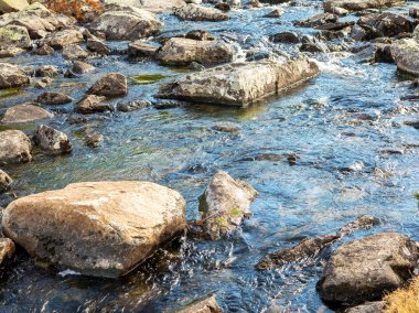 taşlar ve dağ nehir küçük şelale, seçici odak
