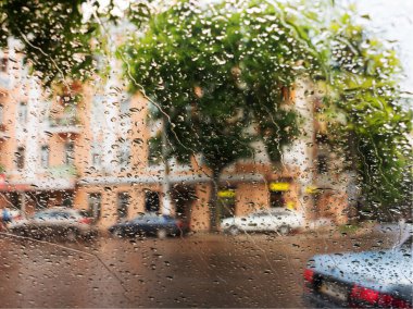 Mavi cam arka plan üzerinde yağmur damlaları. Sokak Bokeh ışıklar 