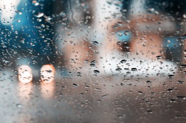 Mavi cam arka plan üzerinde yağmur damlaları. Sokak Bokeh ışıklar 