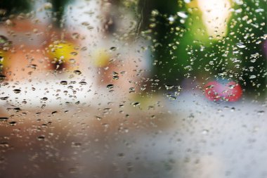 Mavi cam arka plan üzerinde yağmur damlaları. Sokak Bokeh ışıklar 