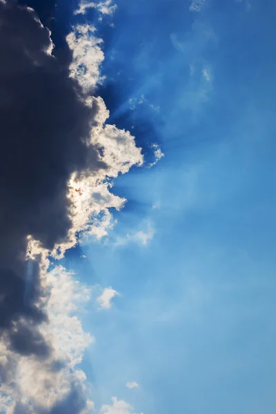 Bulutların arasından manevi güneş ışınları. gökyüzü dikey arka plan. — Stok fotoğraf