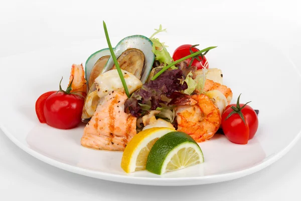 Parrillada espanhola, peixe variado e frutos do mar com tomate e — Fotografia de Stock
