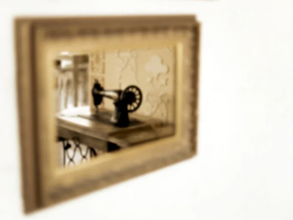 Reflexão turva no espelho da máquina de costura na wa — Fotografia de Stock