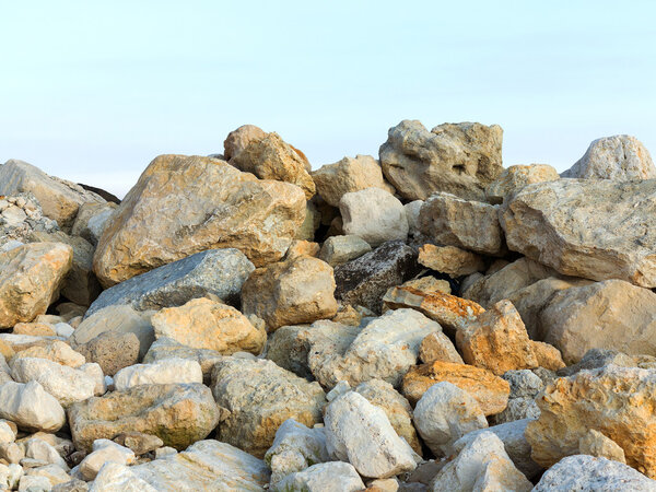 Большие камни на каменном пляже на заднем плане
