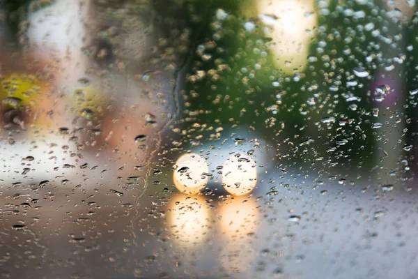Gouttes de pluie sur fond de verre bleu. Street Bokeh Lumières éteintes — Photo