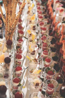 Ürün yelpazesine şenlikli meze plaka, seçici odak. Fes