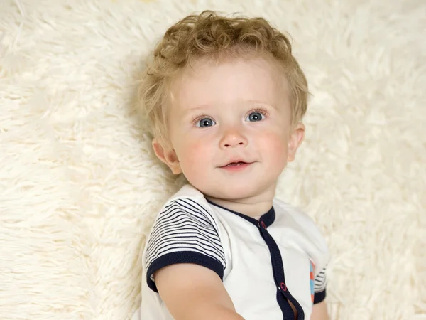 Porträtt av en vacker liten pojke med lockigt hår — Stockfoto