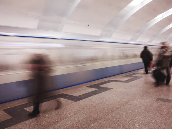 Demiryolu / metro yolcular banliyö seyahat hareket şehir kavramı
