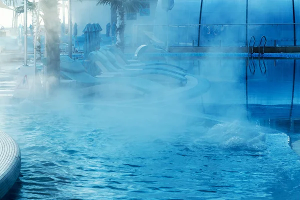 Fonte Termal Piscina Com Água Mineral Quente Vapor Sobre Piscina — Fotografia de Stock