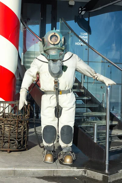 Açık Deniz Dalış Kıyafeti Rıhtımdaki Kafenin Girişinde — Stok fotoğraf