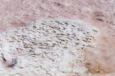 Tuzlu gölde pembe tuz desenli arka plan olarak kullanılır. Tuz arkaplanı.