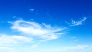 Güzel gökyüzü arkaplanı. En iyi Doğal Gök Bulutları. Küçük sisli sirostratus. Güzel sirokümülüs ve kümülüs bulut oluşumları güneşli bir öğleden sonra mavi gökyüzüne karşıydı.