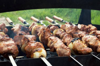 Salamura edilmiş şiş mangal ızgarasında mangal yapmaya hazırlanıyor. Seçici odaklanma. Shashlyk (şiş et) aslında kuzudan yapılmıştır. Mangalda Biftek Kebabı..