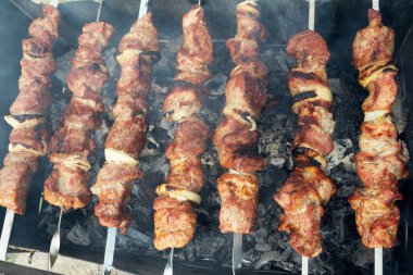 Salamura edilmiş şiş mangal ızgarasında mangal yapmaya hazırlanıyor. Şiş kebap ya da Şiş kebap Doğu Avrupa 'da popüler. Shashlyk (şiş et) aslında kuzudan yapılmıştır. Mangalda Biftek Kebabı..