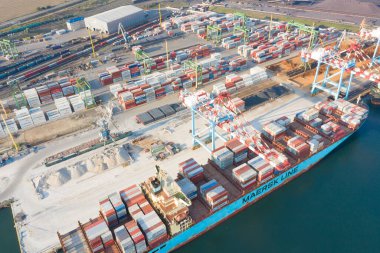 ODESSA, UKRAINE - 10 Ağustos 2021: limanda bir konteyner gemisi yükleniyor. Deniz yükleme konteynırı terminalinde endüstriyel ticari konteynırlar. Ticaret filosu, kargo taşımacılığı. Deniz lojistiği