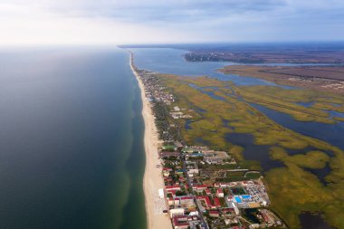 Bir İHA 'dan Odessa' daki sahil beldesi Zatoka 'ya hava görüntüsü. İnsanlar kumsalda dinlenmeden sonbahar sabahı manzarası. Açık deniz bölgesi, tükürük, Dinyester deltası, sazlıklar..
