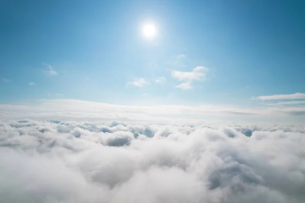 Beyaz Kabarık Bulutların Bulutların Üzerinde Uçarken Biraz Mavi Gökyüzünün Havadan — Stok fotoğraf