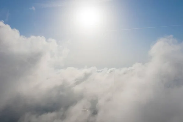 Beyaz Kabarık Bulutların Bulutların Üzerinde Uçarken Biraz Mavi Gökyüzünün Havadan — Stok fotoğraf