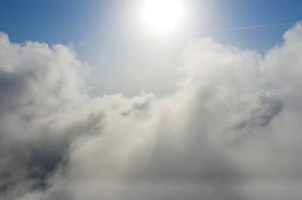 Foto Aérea Nubes Blancas Esponjosas Poco Cielo Azul Distancia Mientras —  Fotos de Stock