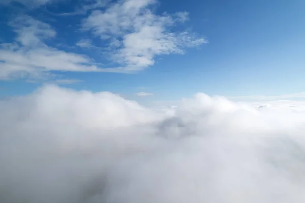 Bulutlardan Daha Yüksek Beyaz Kabarık Bulutların Bulutların Üzerinde Uçarken Biraz — Stok fotoğraf